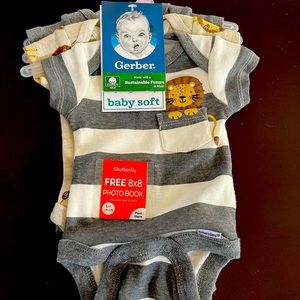 🟢 3 for $25 NWT Gerber Preemie 3 Piece Onesies